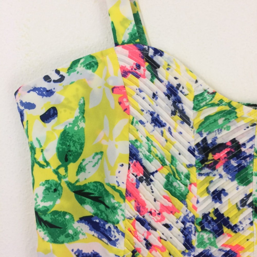 Paper Crane NWT Flirty Floral Crop Top Size Large - Picture 2 of 5